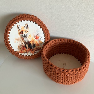 Horgolt kosár, tároló fa alappal, róka mintás tetővel - otthon & életmód - tárolás & rendszerezés - tárolókosár - Meska.hu Horgolt kosár, tároló fa alappal, róka mintás tetővel - otthon & életmód - tárolás & rendszerezés - tárolókosár - Meska.hu