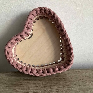 Szív alakú horgolt bonbon kínáló, tároló kosár (három színű) - otthon & életmód - tárolás & rendszerezés - tárolókosár - Meska.hu Szív alakú horgolt bonbon kínáló, tároló kosár (három színű) - otthon & életmód - tárolás & rendszerezés - tárolókosár - Meska.hu