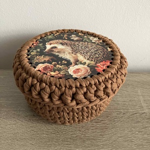 Horgolt kosár, tároló fa alappal, sün mintás tetővel - otthon & életmód - tárolás & rendszerezés - tárolókosár - Meska.hu Horgolt kosár, tároló fa alappal, sün mintás tetővel - otthon & életmód - tárolás & rendszerezés - tárolókosár - Meska.hu