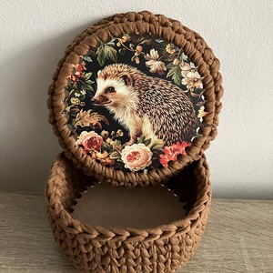 Horgolt kosár, tároló fa alappal, sün mintás tetővel - otthon & életmód - tárolás & rendszerezés - tárolókosár - Meska.hu Horgolt kosár, tároló fa alappal, sün mintás tetővel - otthon & életmód - tárolás & rendszerezés - tárolókosár - Meska.hu