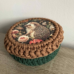 Horgolt kosár, tároló fa alappal, sün mintás tetővel - otthon & életmód - tárolás & rendszerezés - tárolókosár - Meska.hu Horgolt kosár, tároló fa alappal, sün mintás tetővel - otthon & életmód - tárolás & rendszerezés - tárolókosár - Meska.hu