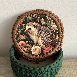 Horgolt kosár, tároló fa alappal, sün mintás tetővel, Otthon & Életmód, Tárolás & Rendszerezés, Tárolókosár, Horgolás, MESKA