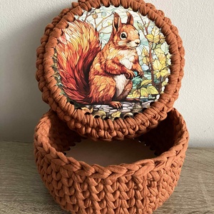 Horgolt kosár, tároló fa alappal, mókus mintás tetővel, Otthon & Életmód, Tárolás & Rendszerezés, Tárolókosár, Horgolás, MESKA
