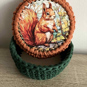 Horgolt kosár, tároló fa alappal, mókus mintás tetővel - otthon & életmód - tárolás & rendszerezés - tárolókosár - Meska.hu Horgolt kosár, tároló fa alappal, mókus mintás tetővel - otthon & életmód - tárolás & rendszerezés - tárolókosár - Meska.hu