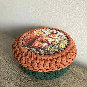 Horgolt kosár, tároló fa alappal, mókus mintás tetővel - otthon & életmód - tárolás & rendszerezés - tárolókosár - Meska.hu Horgolt kosár, tároló fa alappal, mókus mintás tetővel - otthon & életmód - tárolás & rendszerezés - tárolókosár - Meska.hu