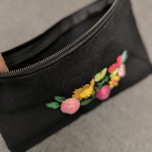 K�zzel himzett kozmetikai t�ska, Táska & Tok, Neszesszer, Hímzés, MESKA