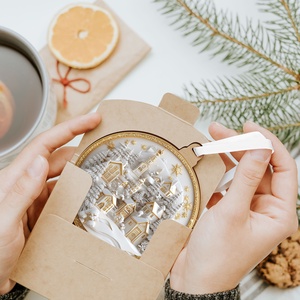 Fehérarany karácsonyfadísz havas falucskával és arany díszkerettel - karácsony - karácsonyi lakásdekoráció - karácsonyfadíszek - Meska.hu