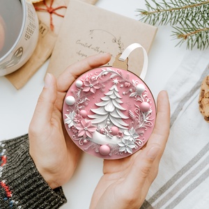 Rózsaszín karácsonyfadísz díszes karácsonyfával és téli hangulattal - karácsony - karácsonyi lakásdekoráció - karácsonyfadíszek - Meska.hu