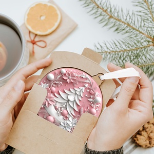 Rózsaszín karácsonyfadísz díszes karácsonyfával és téli hangulattal - karácsony - karácsonyi lakásdekoráció - karácsonyfadíszek - Meska.hu