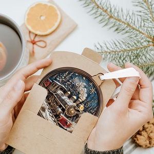 Havas karácsonyfadísz klasszikus gőzmozdonnyal és erdei házikóval - karácsony - karácsonyi lakásdekoráció - karácsonyfadíszek - Meska.hu