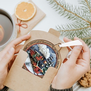 Téli karácsonyfadísz klasszikus piroszöld gőzmozdonnyal és havas fenyőkkel - karácsony - karácsonyi lakásdekoráció - karácsonyfadíszek - Meska.hu