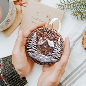 Mézeskalács házikó hófödte fenyőkkel karácsonyfadísz - karácsony - karácsonyi ajándékozás - karácsonyi képeslap, üdvözlőlap, ajándékkísérő - Meska.hu