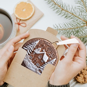 Mézeskalács házikó hófödte fenyőkkel karácsonyfadísz - karácsony - karácsonyi ajándékozás - karácsonyi képeslap, üdvözlőlap, ajándékkísérő - Meska.hu