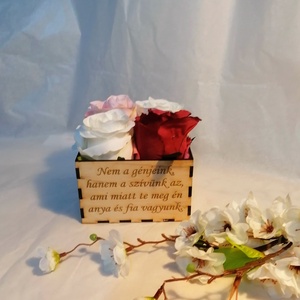 Virágbox 4 nagyfejű selyemrózsa Édesanyáknak, Nagymamáknak, testvérnek és minden kedves nő szeretteidnek - esküvő - emlék & ajándék - szülőköszöntő ajándék - Meska.hu