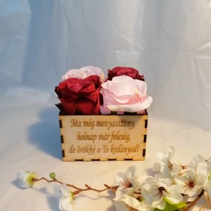 Virágbox 4 nagyfejű selyemrózsa Édesanyáknak, Nagymamáknak, testvérnek és minden kedves nő szeretteidnek, Esküvő, Emlék & Ajándék, Szülőköszöntő ajándék, Famegmunkálás, Gravírozás, pirográfia, Meska