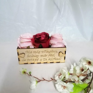 Virágbox 3 nagyfejű selyemrózsa Édesanyáknak és Nagymamáknak, Esküvő, Emlék & Ajándék, Szülőköszöntő ajándék, Famegmunkálás, Meska