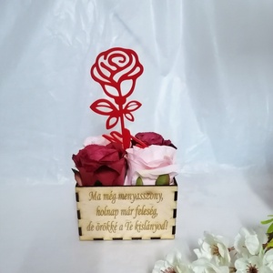 Virágbox 4 nagyfejű selyemrózsa és plexi rózsa  Édesanyáknak, Nagymamáknak, testvérnek és minden kedves nő szeretteidnek, Esküvő, Emlék & Ajándék, Szülőköszöntő ajándék, Famegmunkálás, Gravírozás, pirográfia, Meska