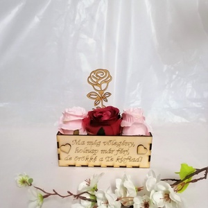 Virágbox 3 nagyfejű selyem rózsával és fa rózsával Édesanyáknak és Nagymamáknak, Esküvő, Emlék & Ajándék, Szülőköszöntő ajándék, Famegmunkálás, MESKA
