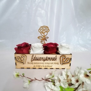 Virágbox 4 nagyfejű selyemrózsa és fa rózsa Édesanyáknak és Nagymamáknak, Esküvő, Emlék & Ajándék, Szülőköszöntő ajándék, Famegmunkálás, Meska