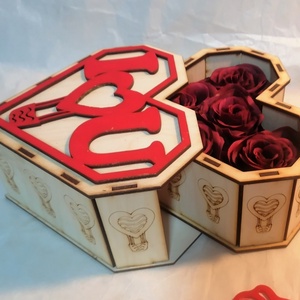 Összetolható I Love You szív alakú doboz Valentin napra 5 db bordó selyem rózsával, Otthon & Lakás, Dekoráció, Asztal és polc dekoráció, Díszdoboz, Famegmunkálás, Gravírozás, pirográfia, MESKA