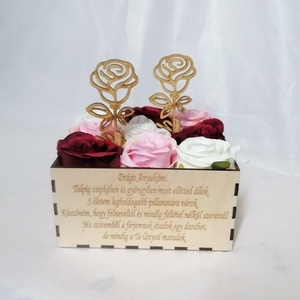 Virágbox 9 nagyfejű selyemrózsa és 2 db fa rózsa Édesanyáknak, Nagymamáknak, testvérnek és minden nő szeretteidnek - esküvő - emlék & ajándék - szülőköszöntő ajándék - Meska.hu