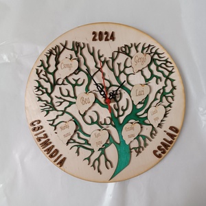 Családfa falióra zöld szív alakú fa saját adatokkal, Otthon & Életmód, Dekoráció, Fali és függő dekoráció, Falióra & óra, Famegmunkálás, Gravírozás, pirográfia, MESKA