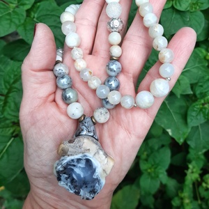  Merlinit-holdkő-kagylóhéj nyakék - ékszer - nyaklánc - hosszú nyaklánc - Meska.hu