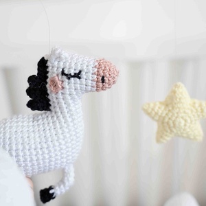 Kiságyforgó horgolt lovacskával - játék & sport - 3 éves kor alattiaknak - kiságyforgó - Meska.hu