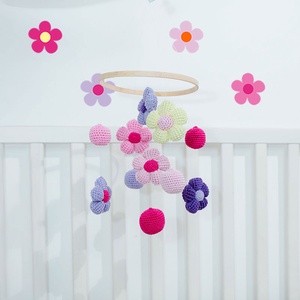 Horgolt sokvirágos kiságyforgó - játék & sport - 3 éves kor alattiaknak - kiságyforgó - Meska.hu