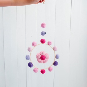 Horgolt egyvirágos kiságyforgó - Meska.hu