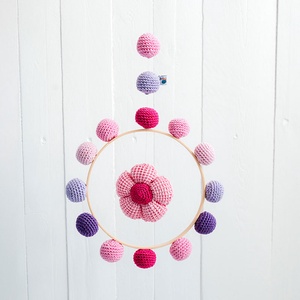 Horgolt egyvirágos kiságyforgó - játék & sport - 3 éves kor alattiaknak - kiságyforgó - Meska.hu