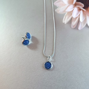 Kék műgyanta betétes ékszerszett - letisztult nyaklánc és fülbevaló  - ékszer - ékszerszett - Meska.hu