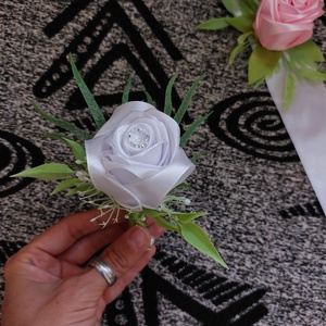 Kitűző és csuklódísz  - esküvő - ékszer - karkötő & csuklódísz - Meska.hu