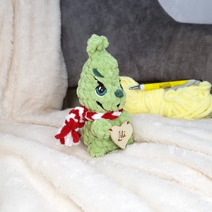 Horgolt kicsi grincs egyedi névvel - karácsony - karácsonyi lakásdekoráció - karácsonyi lakásdíszek - Meska.hu