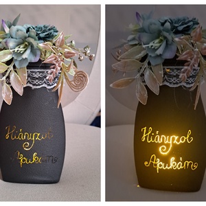 Egyedi feliratos mécses LED világítással, virág díszítéssel Anyák napjárq - otthon & életmód - vallás - temetkezési tárgy - sírdísz, kegyeleti dísz - Meska.hu Egyedi feliratos mécses LED világítással, virág díszítéssel Anyák napjárq - otthon & életmód - vallás - temetkezési tárgy - sírdísz, kegyeleti dísz - Meska.hu