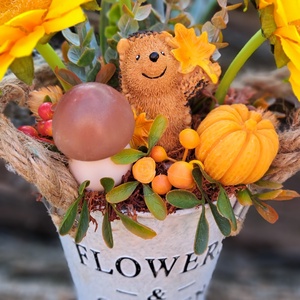 Őszi dekoráció sünivel és napraforgóval - otthon & életmód - dekoráció - asztal és polc dekoráció - asztaldísz - Meska.hu Őszi dekoráció sünivel és napraforgóval - otthon & életmód - dekoráció - asztal és polc dekoráció - asztaldísz - Meska.hu