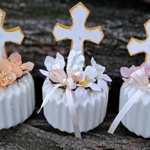 Kegyeleti sírdísz bordázott kaspóban kereszttel angyalkával - otthon & életmód - vallás - temetkezési tárgy - sírdísz, kegyeleti dísz - Meska.hu