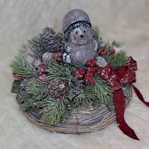 Adventi asztaldísz világítással, Karácsony, Adventi díszek, Adventi asztaldísz, Festett tárgyak, Virágkötés, Rusztikus színvilágban készült egy a sünis, fenyővel és bogyókkal díszített téli asztaldísz.

A dís..., MESKA