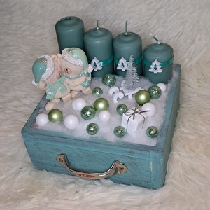 Gyertyás adventi asztaldísz menta-fehér színekben, Karácsony, Adventi díszek, Adventi asztaldísz, Virágkötés, 20 cm-es menta színű fa fiókba épült ez az adventi gyertyás dísz.
Cukik macipáros, szankó, ajándék,..., MESKA