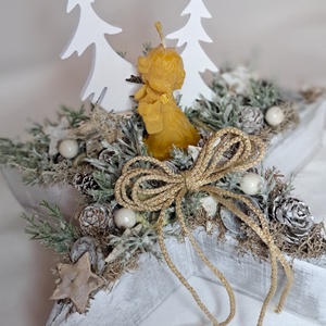 Adventi asztaldísz méhviasz angyalka gyertyával, Karácsony, Adventi díszek, Adventi asztaldísz, Virágkötés, Kb 20-22 cm-es csillag alakú fa dobozkába készült ez az adventi asztaldísz, melyet egy angyalka őri..., MESKA