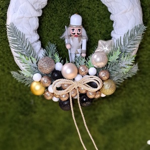 Diótörő kopogtató kötött alapon - Meska.hu