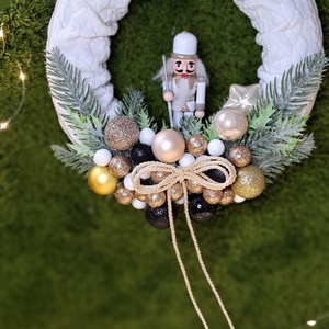 Diótörő kopogtató kötött alapon - karácsony - adventi díszek - adventi ajtódísz - Meska.hu