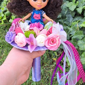 Gabi babaháza ballagási csokor kivehető babával - otthon & életmód - virágdekoráció - virágok - virágcsokor - Meska.hu