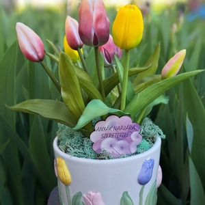 Élethű tulipános asztaldísz tulipános kaspóban  - otthon & életmód - virágdekoráció - virágdíszek - virágdísz kaspóban - Meska.hu