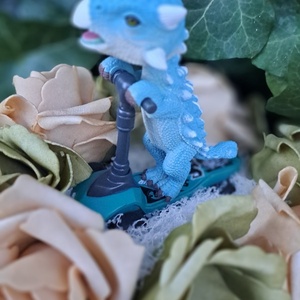 Dinoszaurusz roller fiús ballagási csokor - otthon & életmód - virágdekoráció - virágok - virágcsokor - Meska.hu