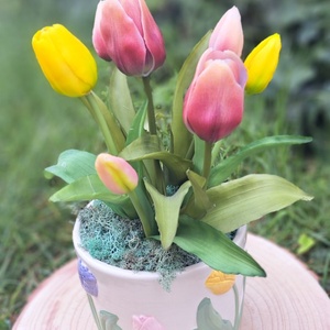 Élethű tulipános asztaldísz tulipános kaspóban  - otthon & életmód - virágdekoráció - virágdíszek - virágdísz kaspóban - Meska.hu