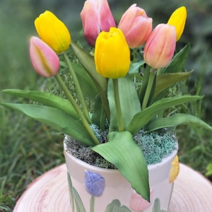 Élethű tulipános asztaldísz tulipános kaspóban  - otthon & életmód - virágdekoráció - virágdíszek - virágdísz kaspóban - Meska.hu