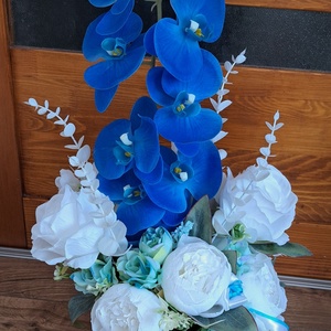 Kék-fehér orchidea asztaldísz irizáló kék kaspóban - otthon & életmód - virágdekoráció - virágdíszek - virágdísz kaspóban - Meska.hu