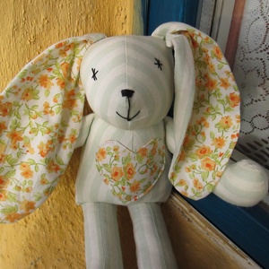  Csíkos-virágos nyuszi  szivecskével - Meska.hu