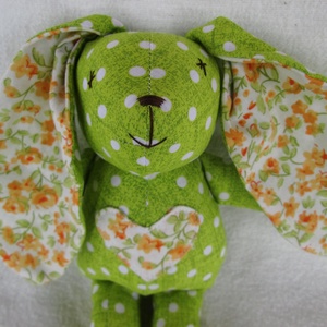 Világoszöld pöttyös nyuszi  szivecskével-szivárványsorozat - Meska.hu